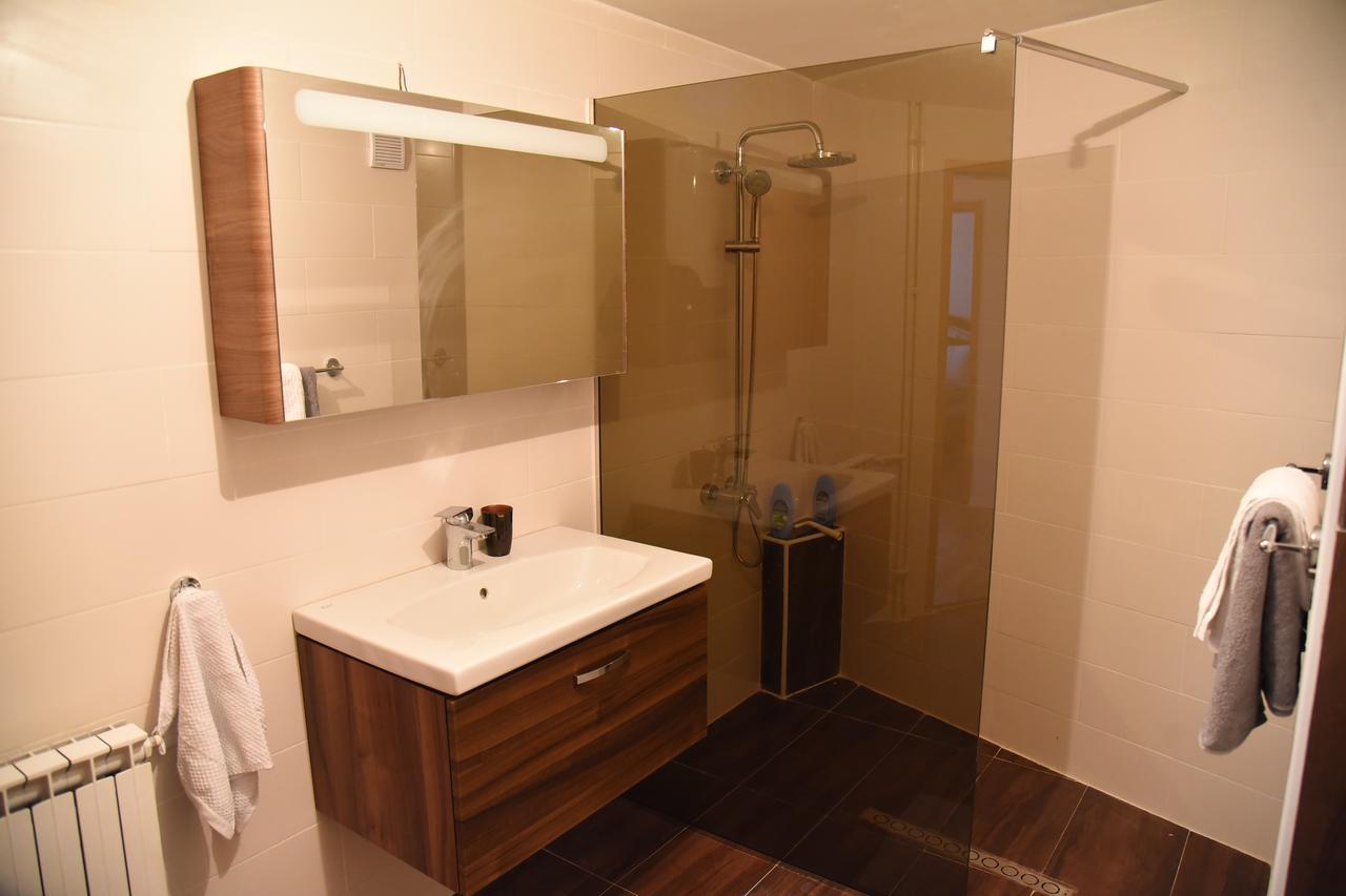 3 Bedroom Home With Parking Garage In The Heart Of 斯科普里 外观 照片
